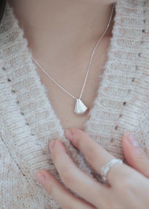shell line necklace